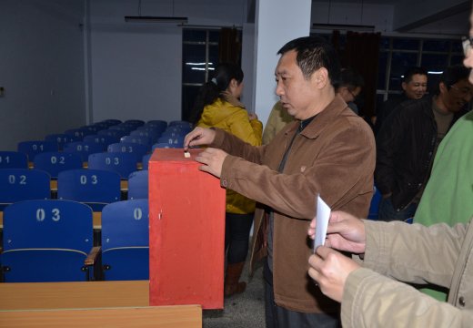 黨員投票選舉新一屆黨總支委員會(huì)成員