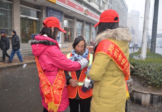 “愛心織女團(tuán)”為交通協(xié)管員親手帶上“愛心圍巾”