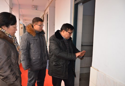 支德銀校長(zhǎng)對(duì)學(xué)生寢室走廊和水房提出防凍防滑整改建議