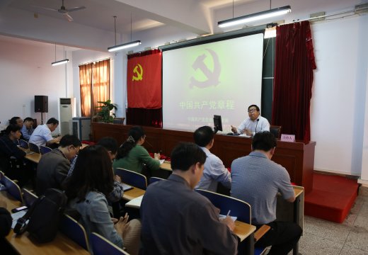 校長(zhǎng)支德銀帶領(lǐng)全體黨員學(xué)習(xí)黨章