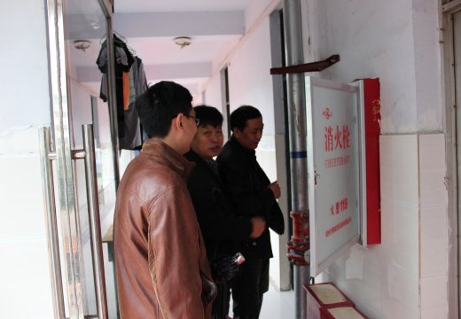 檢查組查看學校消防設備