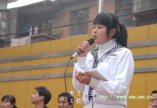 新生代表郭媛媛號召同學(xué)們超越師哥師姐