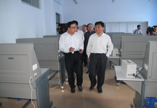 參觀電工電子-基礎電子實訓室