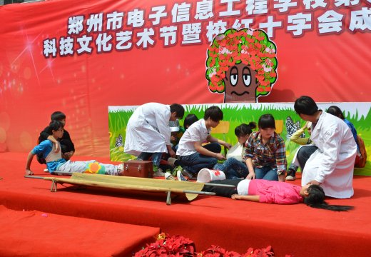 學(xué)生自編自導(dǎo)自演的急救情景劇詼諧幽默