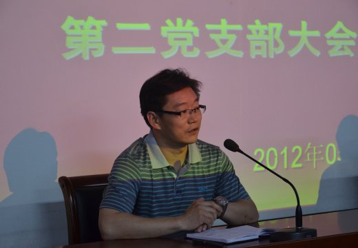 黨總支書記付強(qiáng)向預(yù)備黨員祝賀并提出要求和希望