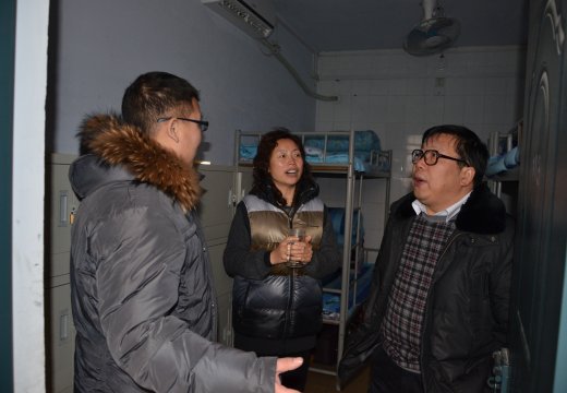 支德銀校長(zhǎng)與政教席明閏主任走進(jìn)學(xué)生寢室查看空調(diào)安全用電情況