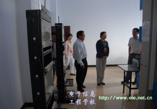 察看綜合布線實訓(xùn)室