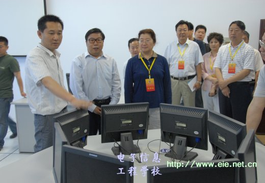 察看計算機網(wǎng)絡(luò)組裝實訓(xùn)室