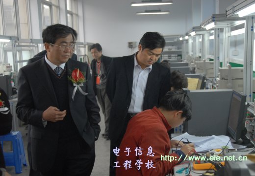 領(lǐng)導(dǎo)察看我校承辦的電子專業(yè)競(jìng)賽