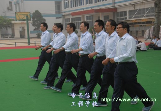 支德銀校長和老師們一起練習隊列