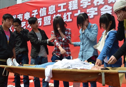 學(xué)生急救情景劇《地震來(lái)了》