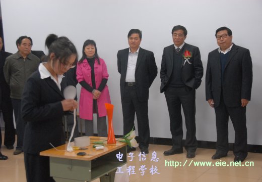 領(lǐng)導(dǎo)觀賞我校承辦的旅游服務(wù)專業(yè)競(jìng)賽學(xué)生才藝展示
