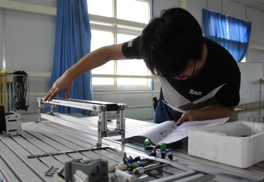 我校選手正在測(cè)量組裝設(shè)備