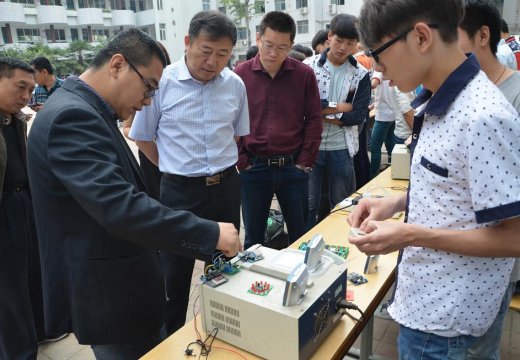 李京輝校長、付強書記參觀電工電子專業(yè)展示區(qū)