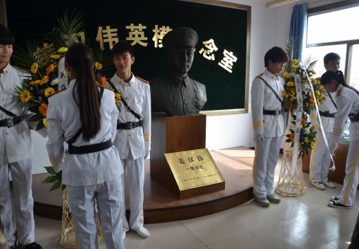 學(xué)生為烈士獻(xiàn)上花籃并整理挽聯(lián)