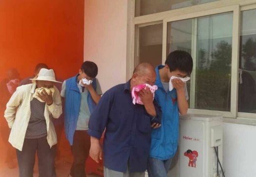 志愿者引領(lǐng)者老人們有序撤離