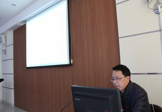 我校實(shí)訓(xùn)處主任李曉波參加物聯(lián)網(wǎng)創(chuàng)意比賽正在向評(píng)委闡述觀點(diǎn)