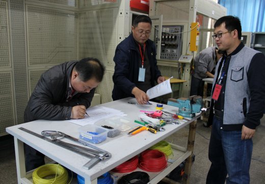 在我校參加教師組比賽的老師們正在認(rèn)真答題