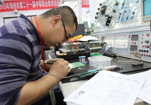 我校電工電子教研組組長(zhǎng)劉偉參加電子產(chǎn)品項(xiàng)目競(jìng)賽