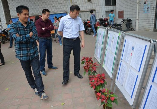學校領導參觀硬筆書法展示