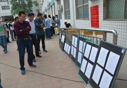 學校領導參觀英語寫作展示
