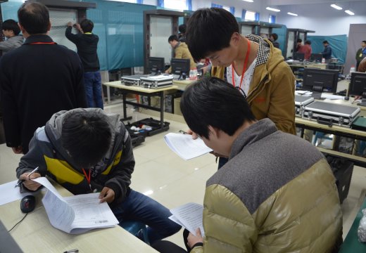 參賽選手認(rèn)真解讀任務(wù)書
