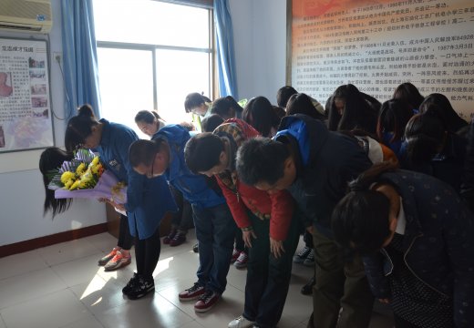 師生向烈士塑像鞠躬致敬