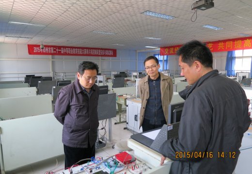 鄭州市教育局副局長(zhǎng)葛飛、鄭州市職業(yè)研究室主任徐會(huì)鈴親臨我校賽點(diǎn)
