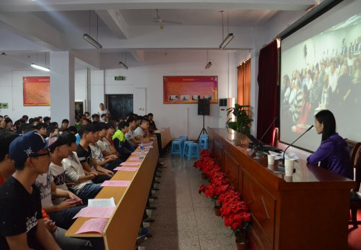 企業(yè)代表為學生們介紹企業(yè)概況等信息