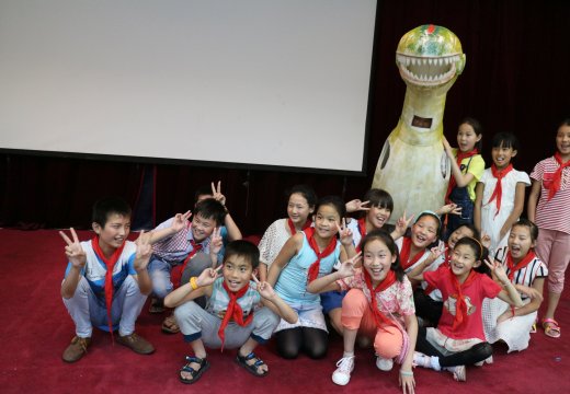 孩子們在鄭州市科技館內(nèi)參觀留影