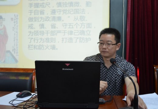校黨總支書記付強(qiáng)為大家講黨課