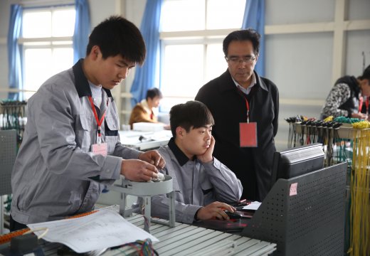 裁判員巡視賽場(chǎng)情況