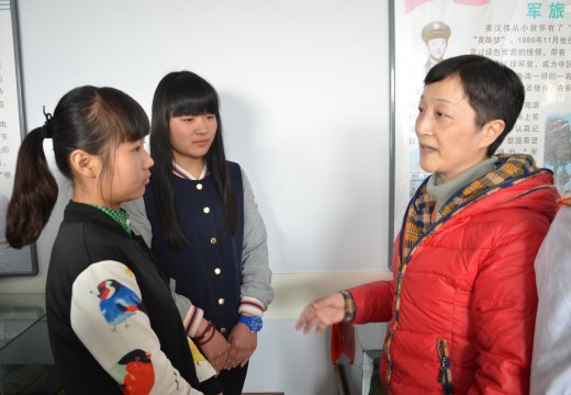 烈士妹妹姜漢麗老師為學(xué)生講述烈士故事