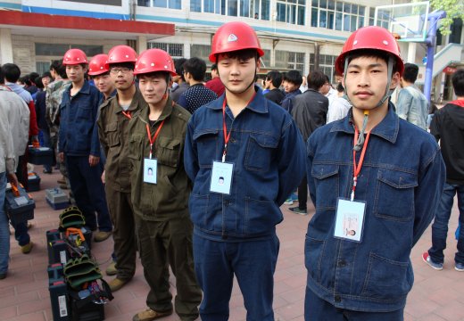 我校選手整齊著裝嚴(yán)陣以待