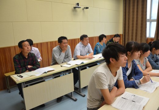校領(lǐng)導(dǎo)及部分教師參與聽課