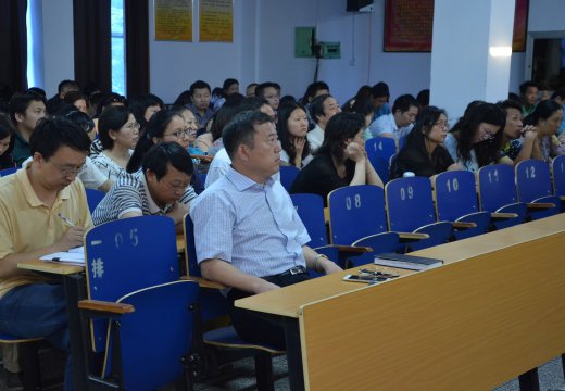 全體教職工參加會(huì)議