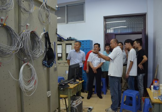 省市領(lǐng)導(dǎo)在備賽現(xiàn)場(chǎng)與參賽師生交流