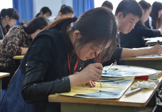 手繪招貼設(shè)計(jì)賽場(chǎng)選手在認(rèn)真作畫(huà)