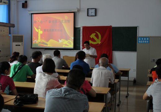 老黨員代表焦火錫主任向新黨員表示歡迎