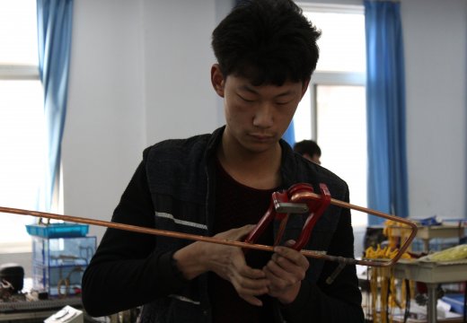 參賽選手握制銅管