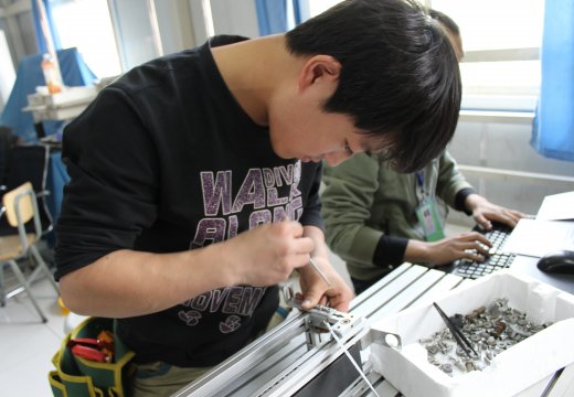 我校選手參加機(jī)電一體化項(xiàng)目比賽正在組裝設(shè)備