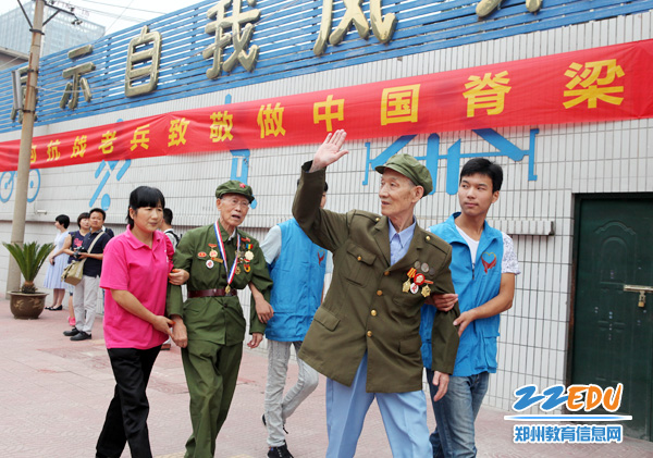 抗戰(zhàn)老兵檢閱“小兵” 共紀(jì)念抗戰(zhàn)勝利70周年