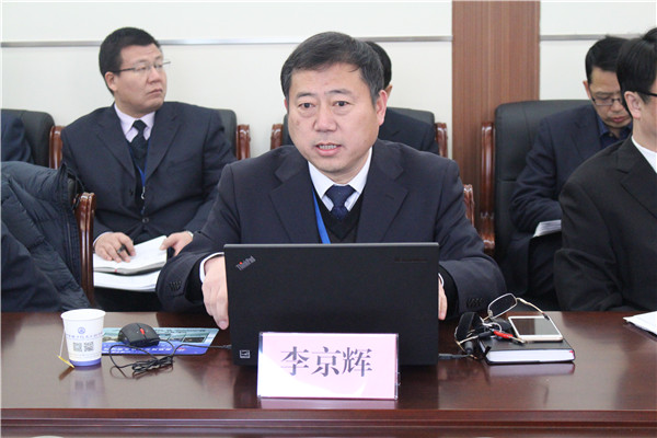 李京輝校長與座談會上作報告.JPG