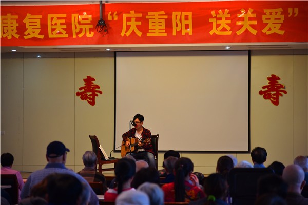 學(xué)校志愿者為老人們帶來吉他彈唱當(dāng)你老了.jpg
