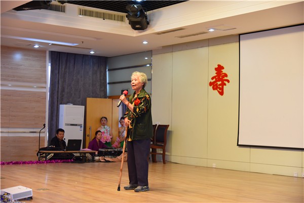 老奶奶親自上臺(tái)朗誦《沁園春 雪》 (2).jpg