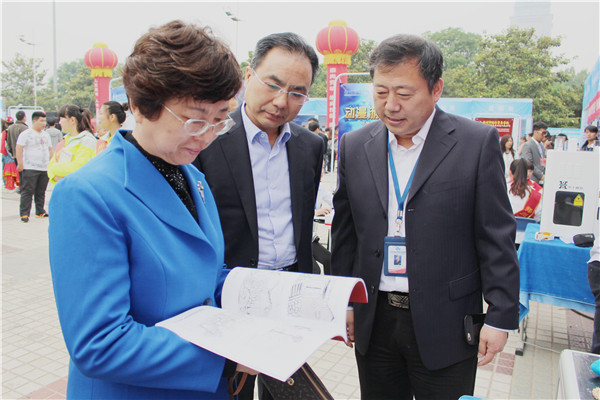 省政府辦公廳副秘書長(zhǎng)黃布毅、河南省教育廳副廳長(zhǎng)尹洪斌、校長(zhǎng)李京輝共同觀賞學(xué)生寫生作品畫冊(cè).JPG