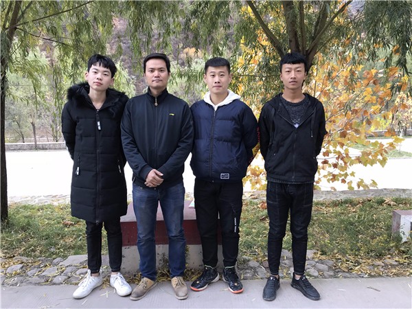 毛明琪老師和三位拾金不昧的同學(xué).jpg