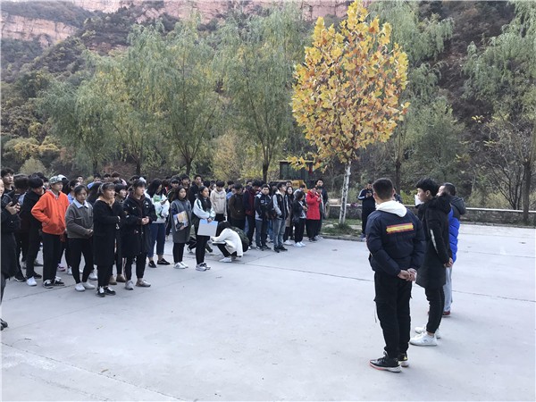 藝術(shù)設(shè)計系王晟旻主任表彰拾金不昧的同學(xué).jpg