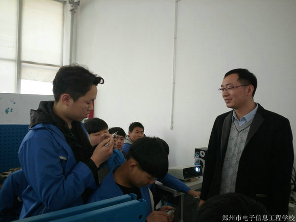 學(xué)生積極回答問題.jpg