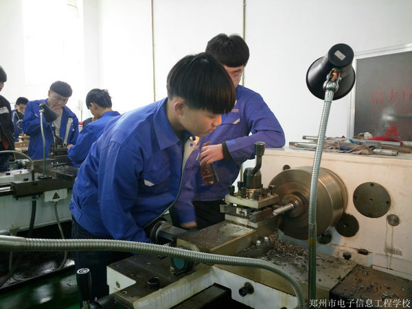 學(xué)生開車床.jpg